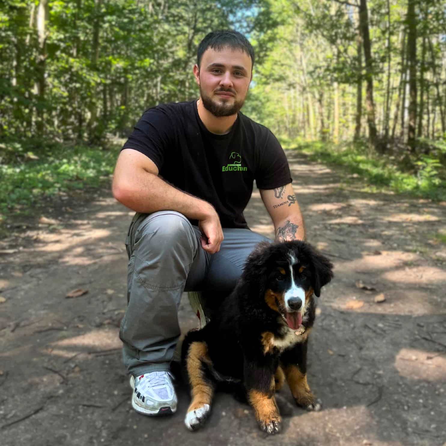 Cyril, éducateur canin chez EDUCHIEN à Saint-Germain-en-Laye, accompagnant un chiot pendant une séance individuelle. Spécialiste en rééducation canine et bilans comportementaux pour chiens adultes.